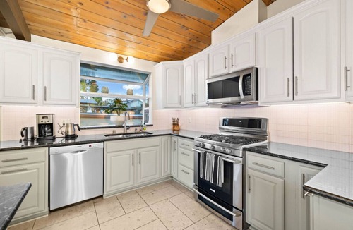 San Carlos House | Golden Hour Bliss: Pool, Hot Tub & Firepit