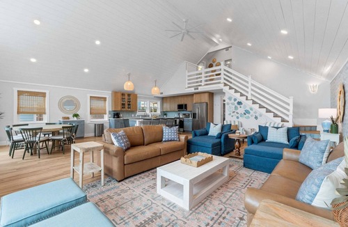Gulf Lagoon Beach House | Golden Hour Retreat | Pool, Golf Cart, Walk to Beach, 1 Mile to World Famous Tootsie's, Sleeps 14!