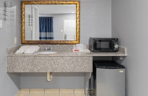 Dallas Hotel | Golden Inn Dallas by Hotel O