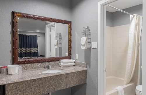 Dallas Hotel | Golden Inn Dallas by Hotel O