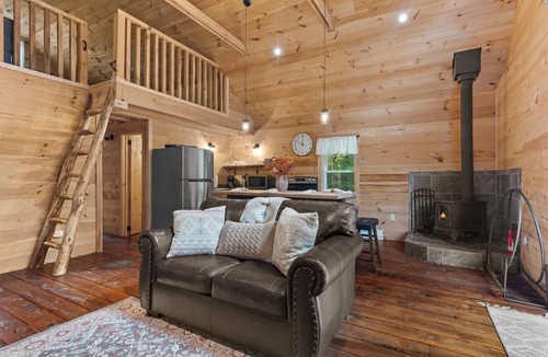 Davenport Cabin | Golden Meadows Spacious Cabin with Hot tub, Fire-pit, near all baseball camps