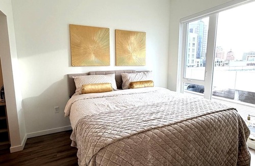 Downtown Sacramento Hotel | Golden One Downtown Penthouse Balcony Suite with Skyline View