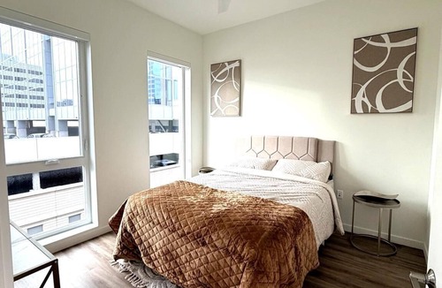 Downtown Sacramento Hotel | Golden One Downtown Penthouse Balcony Suite with Skyline View