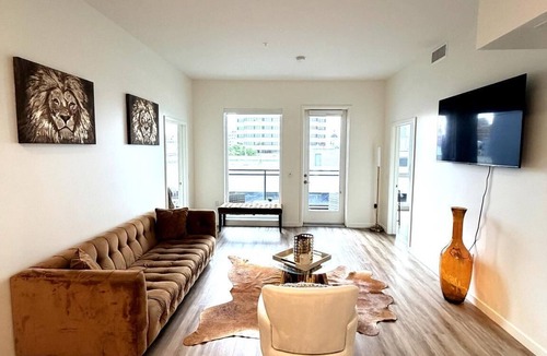 Downtown Sacramento Hotel | Golden One Downtown Penthouse Balcony Suite with Skyline View