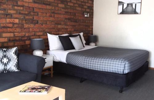 Grovedale Hotel | Golden Palms Motel