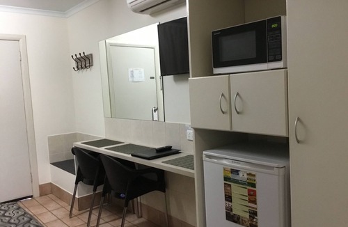 Svensson Heights Hotel | Golden Palms Motor Inn