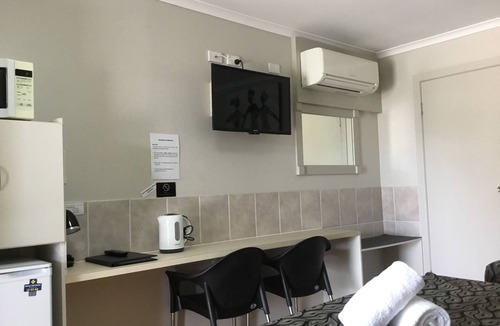 Svensson Heights Hotel | Golden Palms Motor Inn