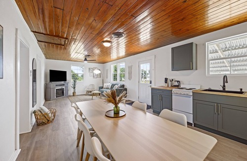 Madill Cabin | Golden Pine - LAKEFRONT getaway Cabin with a Jacuzzi in Texoma Shores Resort