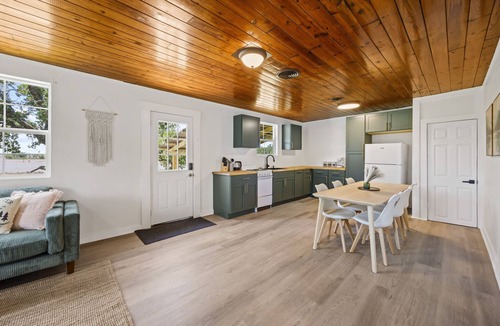 Madill Cabin | Golden Pine - LAKEFRONT getaway Cabin with a Jacuzzi in Texoma Shores Resort