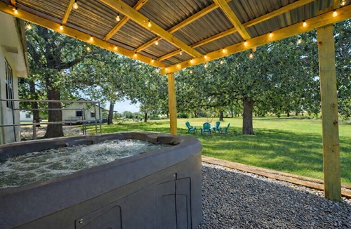 Madill Cabin | Golden Pine - LAKEFRONT getaway Cabin with a Jacuzzi in Texoma Shores Resort