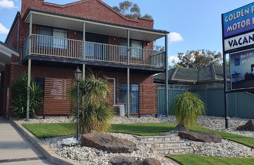 Strathdale Hotel | Golden Reef Motor Inn