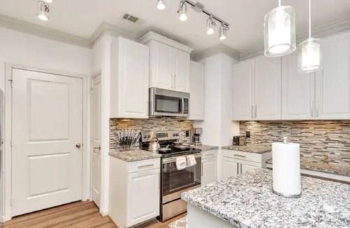 College Park Apartment | Golden Retreat w/ King Suite|2 BD| Pool|Gym
