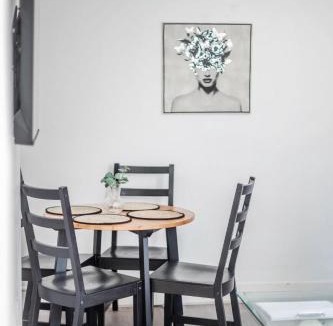 South Harrow Apartment | Golden Spa