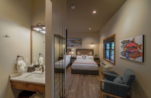 West Yellowstone Hotel | Golden Stone Inn