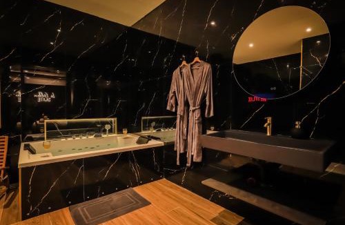 Lens Apartment | Golden Suite - Elegance - Private Spa Jacuzzi