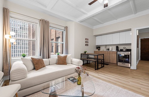 Gold Coast Apartment | Golden Suite on State St | Steps to Oak St Beach & Magnificent Mile | Sleeps 4