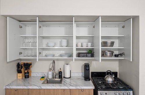 Gold Coast Apartment | Golden Suite on State St | Steps to Oak St Beach & Magnificent Mile | Sleeps 4