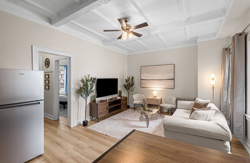 Gold Coast Apartment | Golden Suite on State St | Steps to Oak St Beach & Magnificent Mile | Sleeps 4