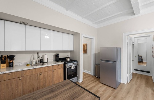 Gold Coast Apartment | Golden Suite on State St | Steps to Oak St Beach & Magnificent Mile | Sleeps 4