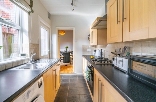 Eaton House | Golden Triangle 2 bed + Garden + Parking