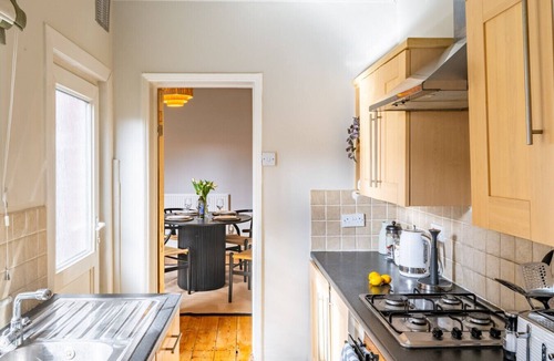 Eaton House | Golden Triangle 2 bed + Garden + Parking