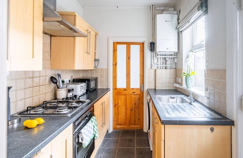 Eaton House | Golden Triangle 2 bed + Garden + Parking