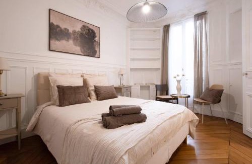 8th Arrondissement Apartment | Golden Triangle 3BR Haussmann Champs-Elysees