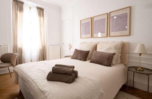 8th Arrondissement Apartment | Golden Triangle 3BR Haussmann Champs-Elysees