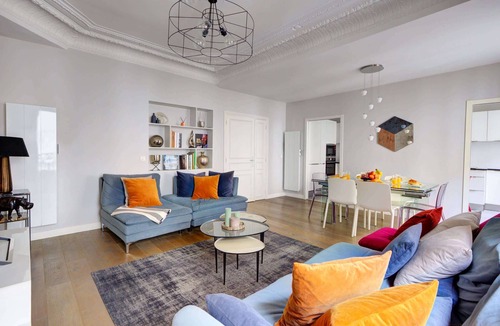 8th Arrondissement Apartment | Golden Triangle 3BR - Steps from Montaigne