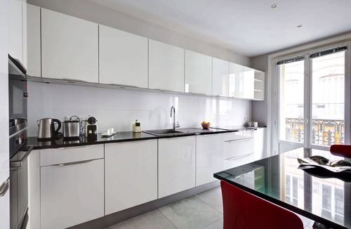 8th Arrondissement Apartment | Golden Triangle 3BR - Steps from Montaigne