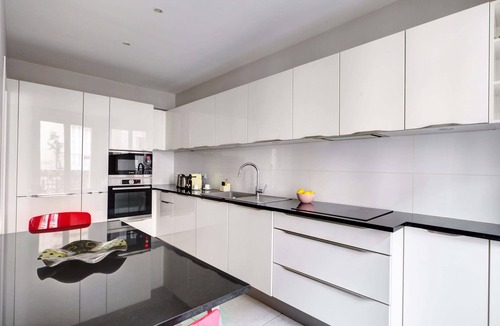 8th Arrondissement Apartment | Golden Triangle 3BR - Steps from Montaigne