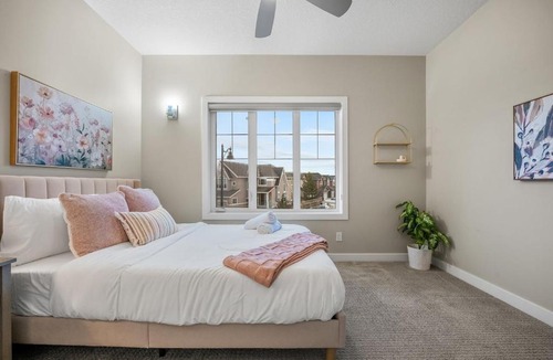 Southwest Calgary House | Golden View Manor