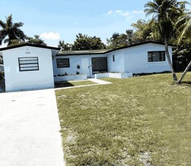Driftwood House | Golden Welcome
