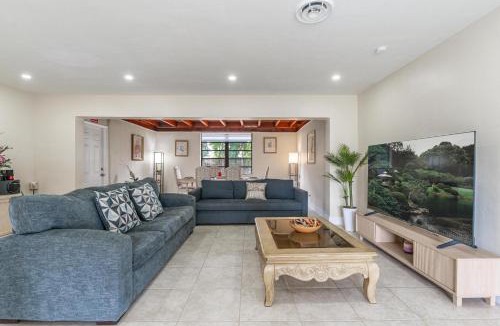 Driftwood House | Golden Welcome