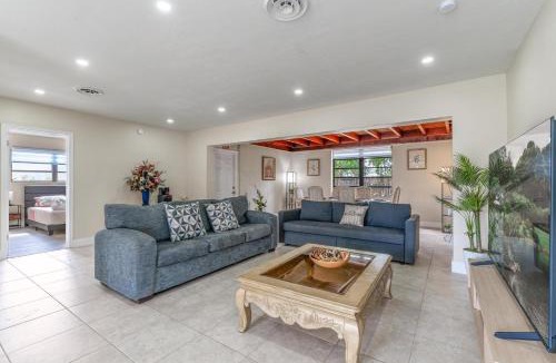 Driftwood House | Golden Welcome