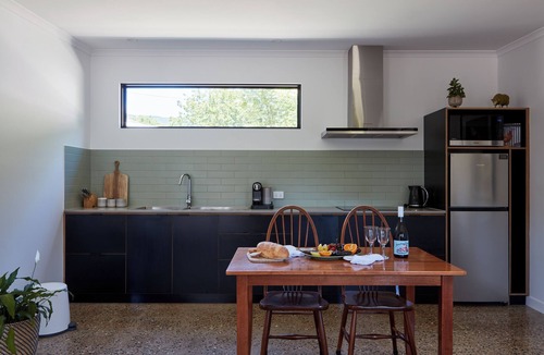 Bright Apartment | Goldfield Holiday Units