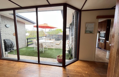 Mount Clear House | Goldfields Groovy 70's Getaway