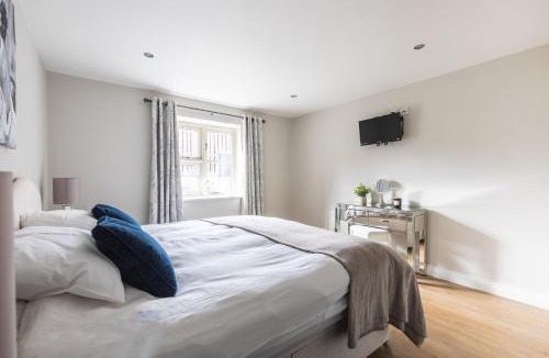 Cutnall Green House | Goldfinch Lodge