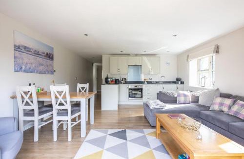 Cutnall Green House | Goldfinch Lodge