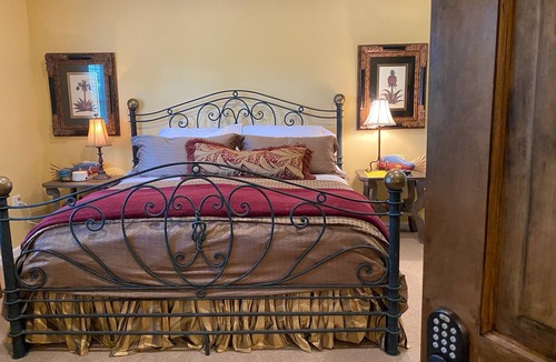 Aiken Bed & Breakfast | Goldfinch Room - The Birdnest Inn