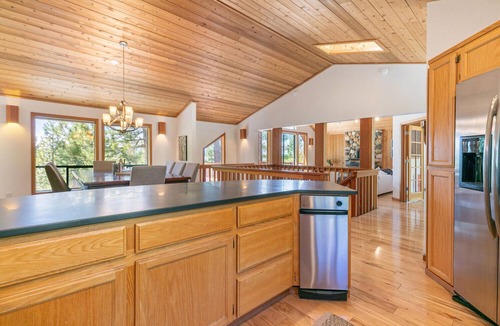 Truckee House | Goldmine - Luxury Northstar 4BR- Pool, Tennis, Gym Access- Pet Friendly