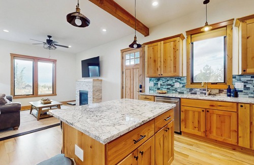 Powell Butte House | Golf Access On-Site! Home w/Shared Pool