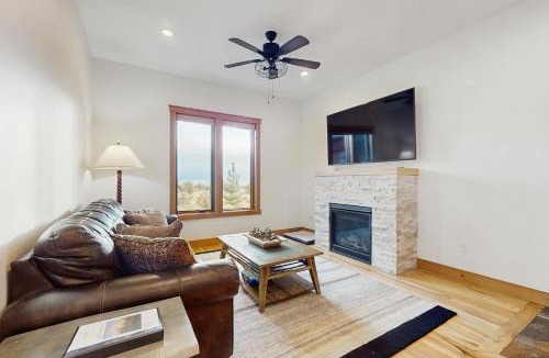 Powell Butte House | Golf Access On-Site! Home with Shared Pool