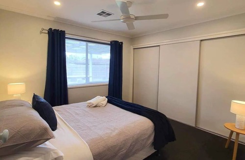 Sunbury House | Golf and Grapes