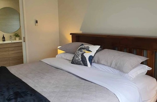 Sunbury House | Golf and Grapes