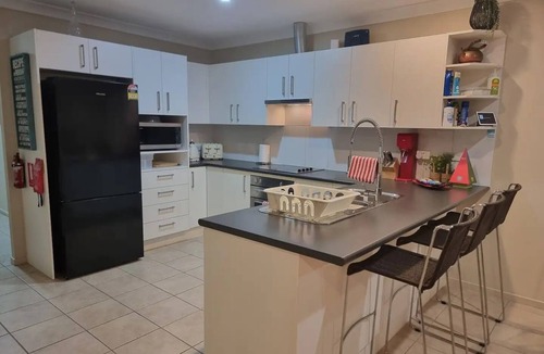 Sanctuary Point House | Golf course access, 10 mins to famous Hymans beach