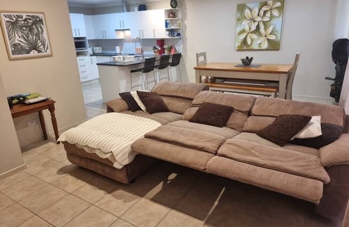 Sanctuary Point House | Golf course access, 10 mins to famous Hymans beach