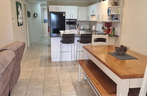 Sanctuary Point House | Golf course access, 10 mins to famous Hymans beach