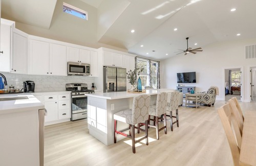Auburn Apartment | Golf Course Across Street: Modern Auburn Apartment