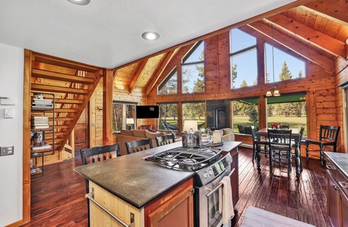 McCall Cabin | Golf Course Cabin with Hot Tub